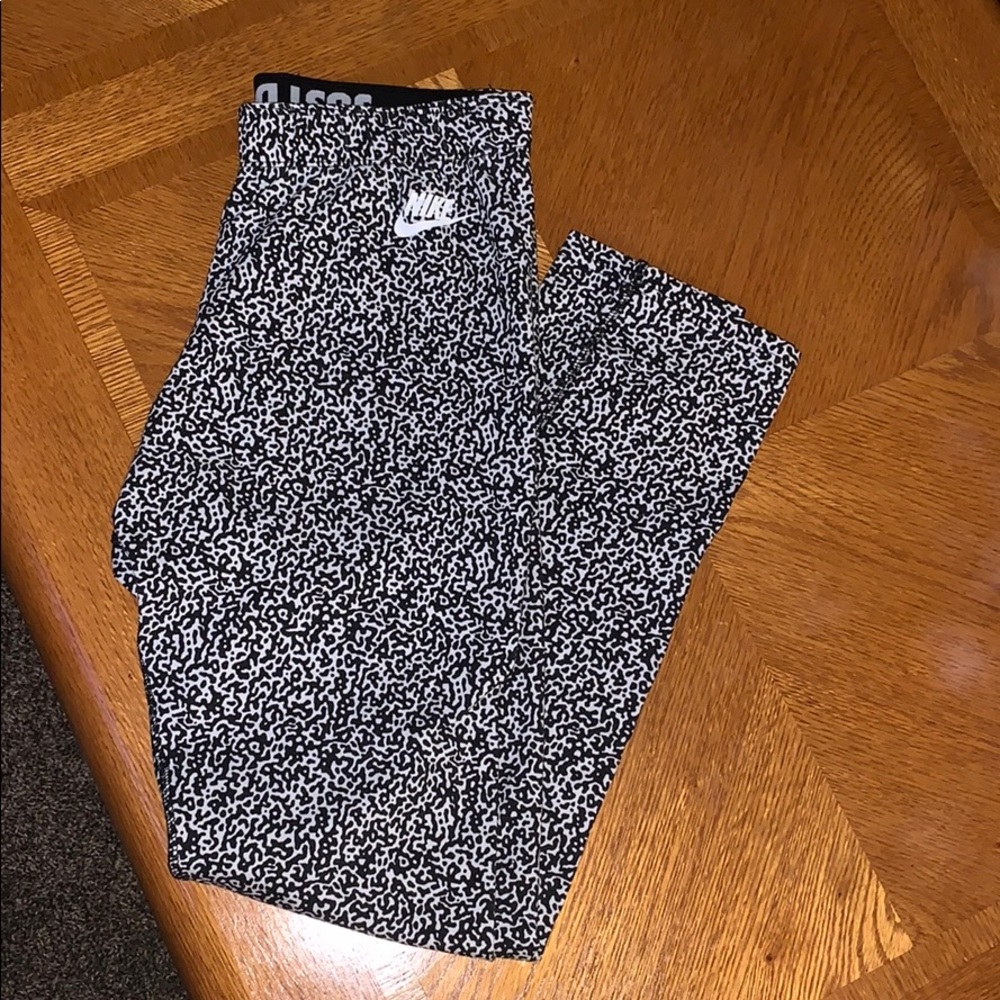 - Ankle length Nike leggings